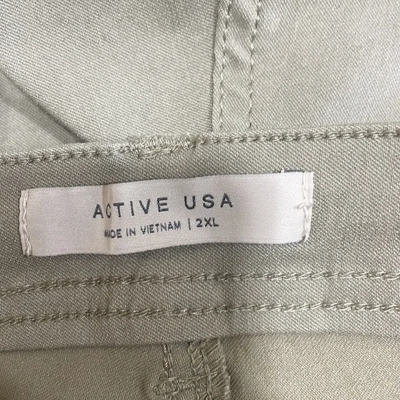 Tan trousers with 31” inseam, stretchy material, slight blemish at the hem - Picture 3 of 5